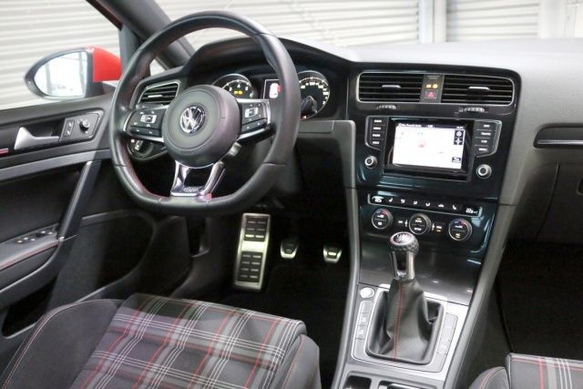 Fahrzeugabbildung Volkswagen Golf VII GTI Performance 2.0 TSI Navi Front