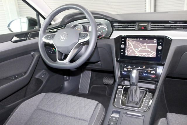 Fahrzeugabbildung Volkswagen Passat Variant Business 1.5 TSI DSG AHK Navi LED