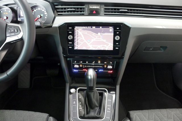 Fahrzeugabbildung Volkswagen Passat Variant Business 1.5 TSI DSG AHK Navi LED