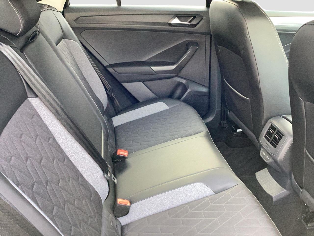 Fahrzeugabbildung Volkswagen T-Roc Life Goal 1.5 TSI DSG Kamera LED-Plus Navi