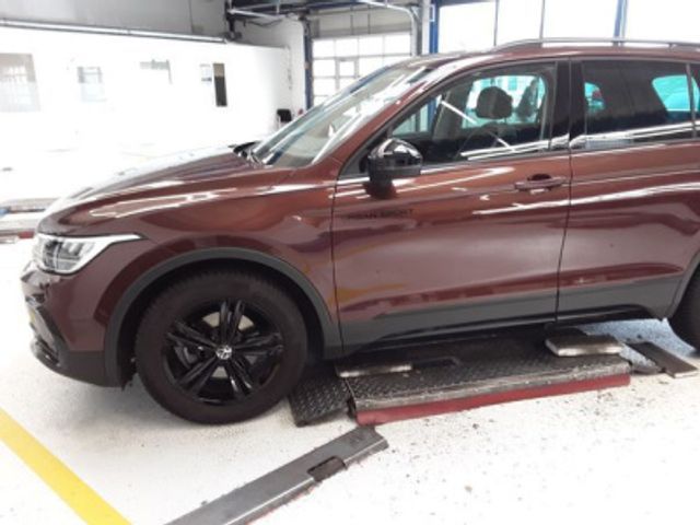 Fahrzeugabbildung Volkswagen Tiguan Urban Sport 1.5 TSI AHK Standheizung Navi