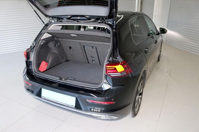 Fahrzeugabbildung Volkswagen Golf VIII MOVE 2.0 TDI DSG Navi LED Kamera ACC