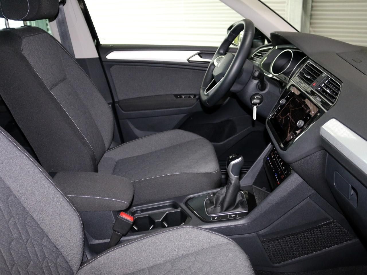 Fahrzeugabbildung Volkswagen Tiguan MOVE 1.5 TSI AHK LED Navi PDC v+h SHZ ACC