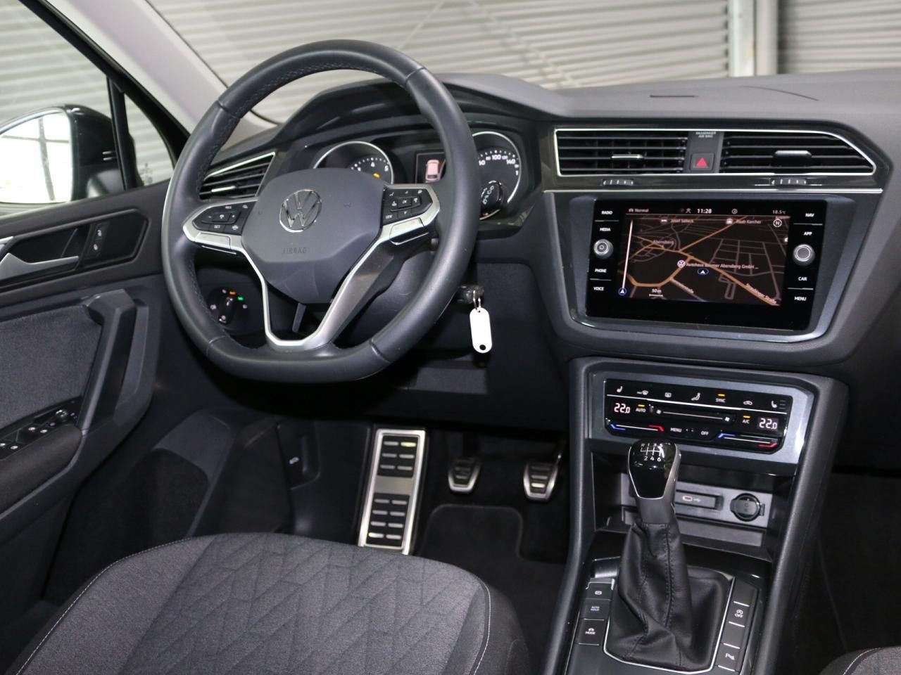 Fahrzeugabbildung Volkswagen Tiguan MOVE 1.5 TSI AHK LED Navi PDC v+h SHZ ACC