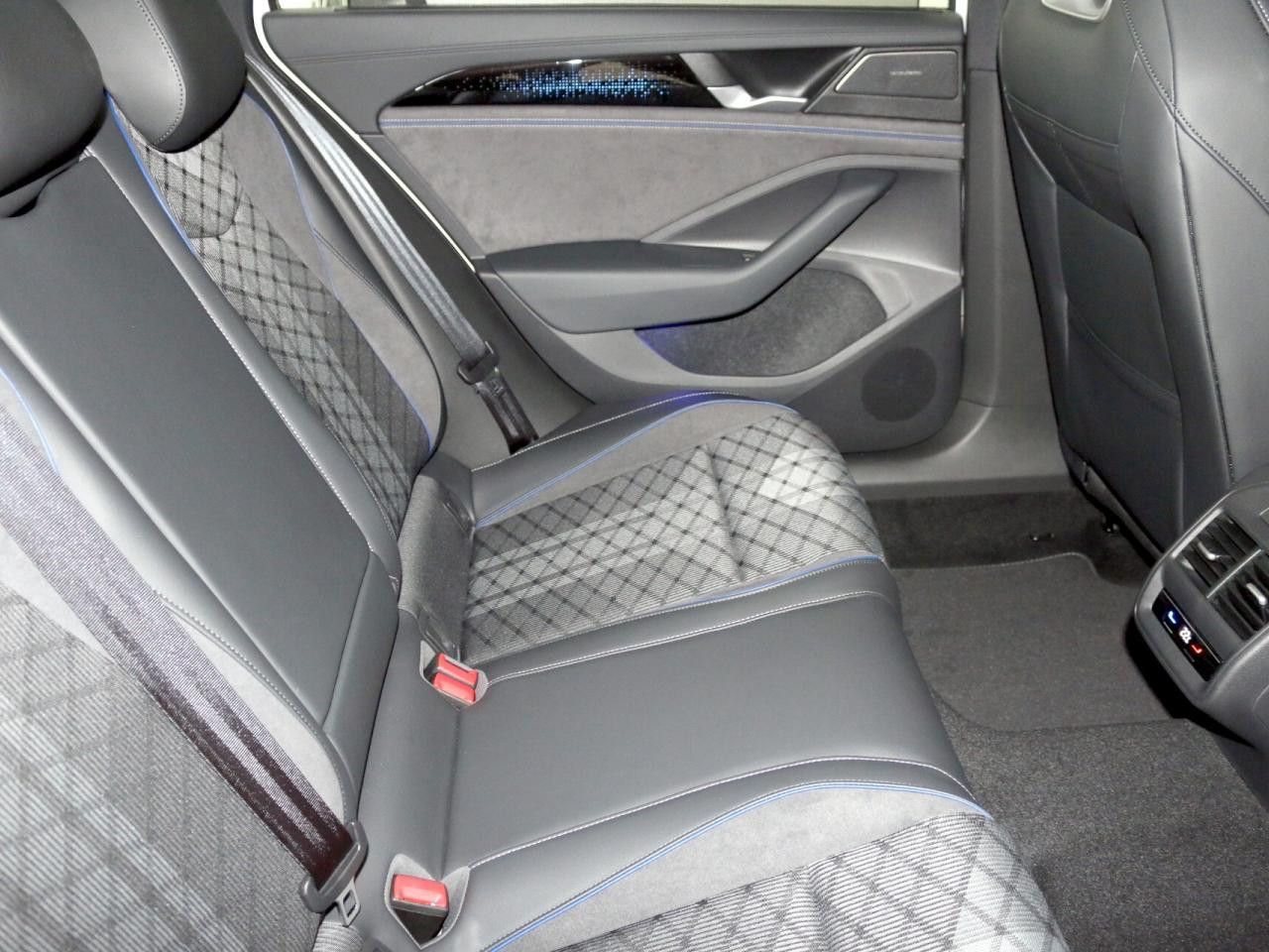 Fahrzeugabbildung Volkswagen Passat Variant R-Line 2.0 TDI DSG Black-Style