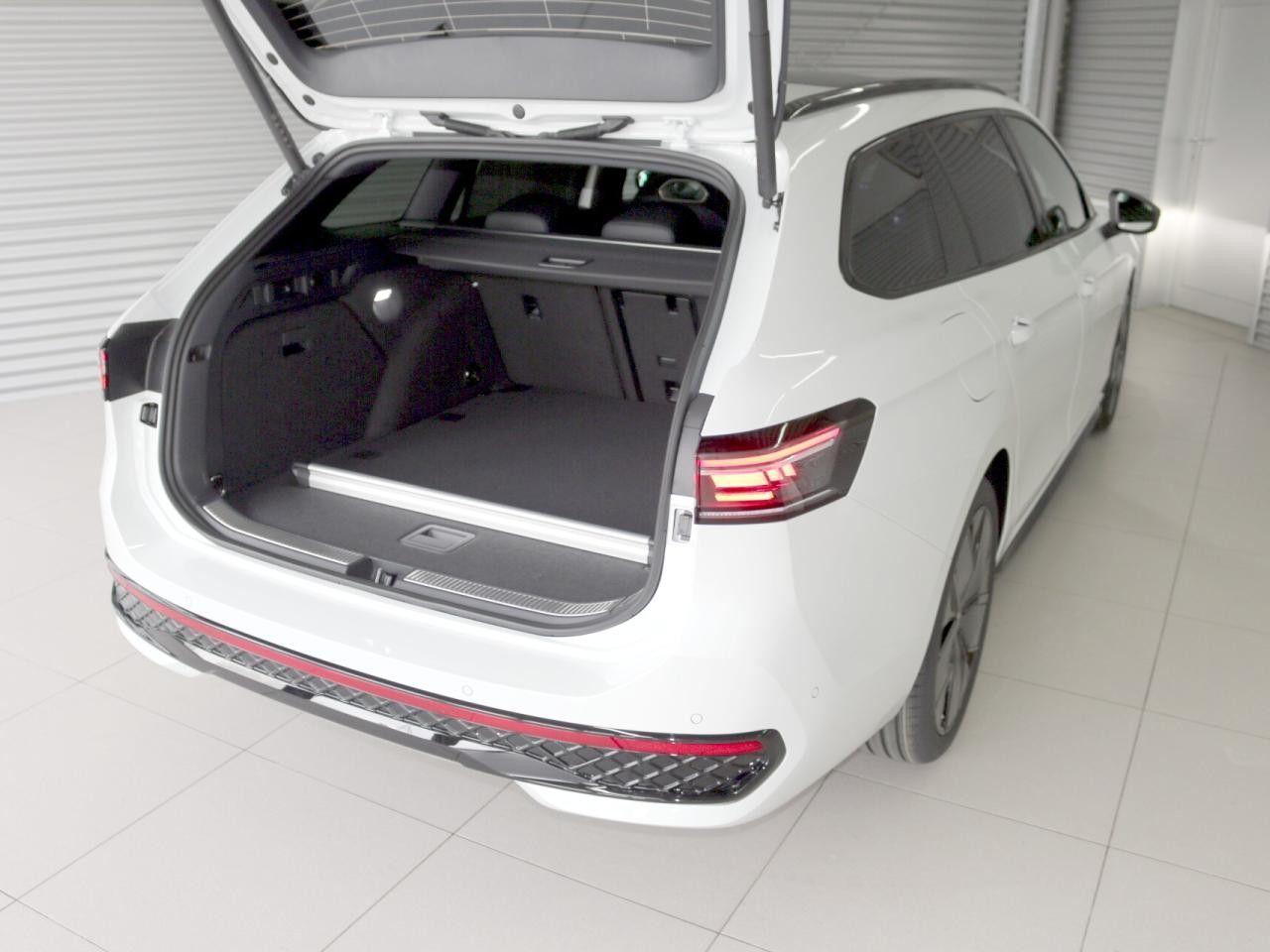 Fahrzeugabbildung Volkswagen Passat Variant R-Line 2.0 TDI DSG Black-Style