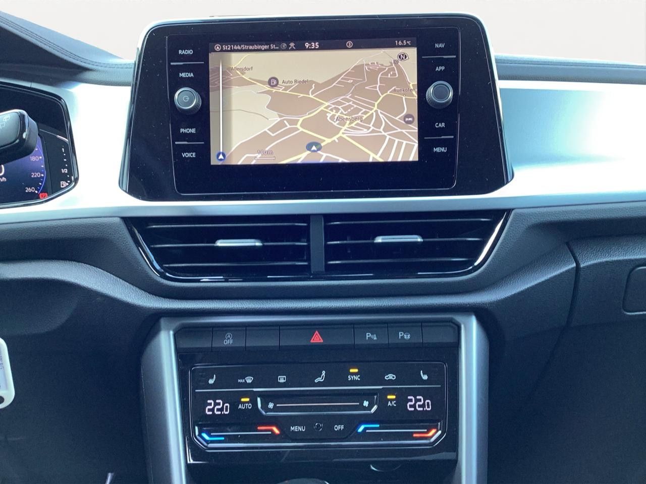 Fahrzeugabbildung Volkswagen T-ROC Life 1.0 TSI Navi LED ParkAssist Bluetooth