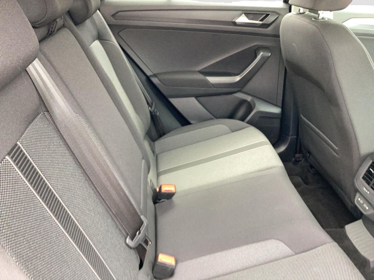 Fahrzeugabbildung Volkswagen T-ROC Life 1.5 TSI AHK Navi LED Kamera Bluetooth