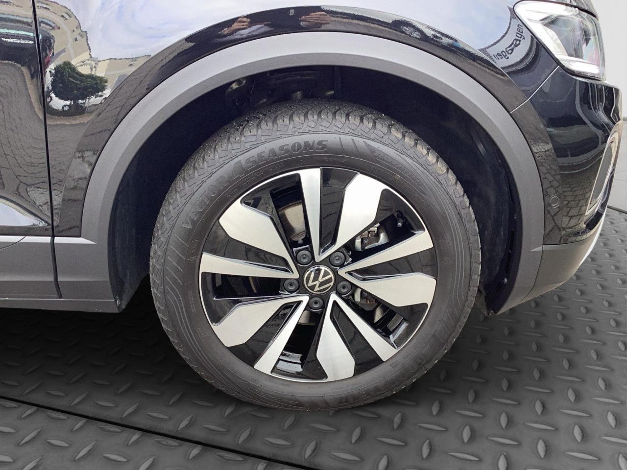 Fahrzeugabbildung Volkswagen T-ROC MOVE 1.5 TSI DSG Standheizung Navi LED