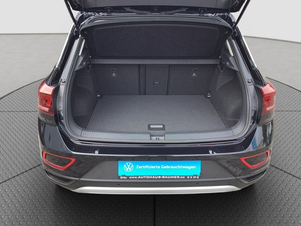 Fahrzeugabbildung Volkswagen T-ROC MOVE 1.5 TSI DSG Standheizung Navi LED