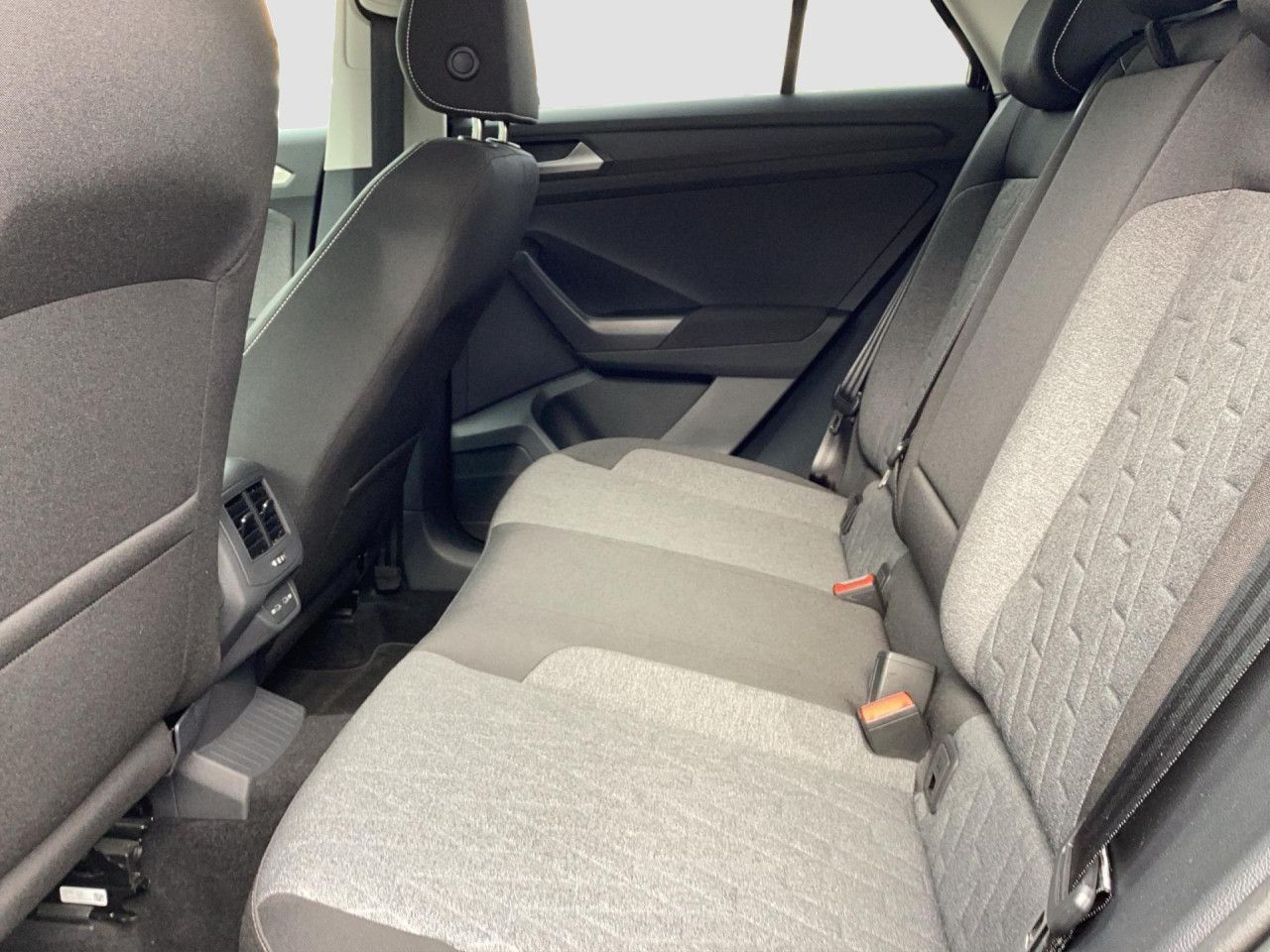 Fahrzeugabbildung Volkswagen T-ROC MOVE 1.5 TSI DSG Standheizung Navi LED