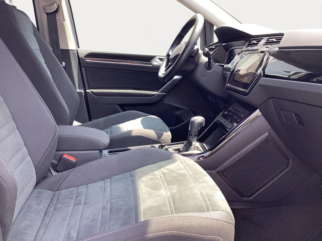 Fahrzeugabbildung Volkswagen Touran Highline 2.0 TDI DSG AHK Kamera Navi LED