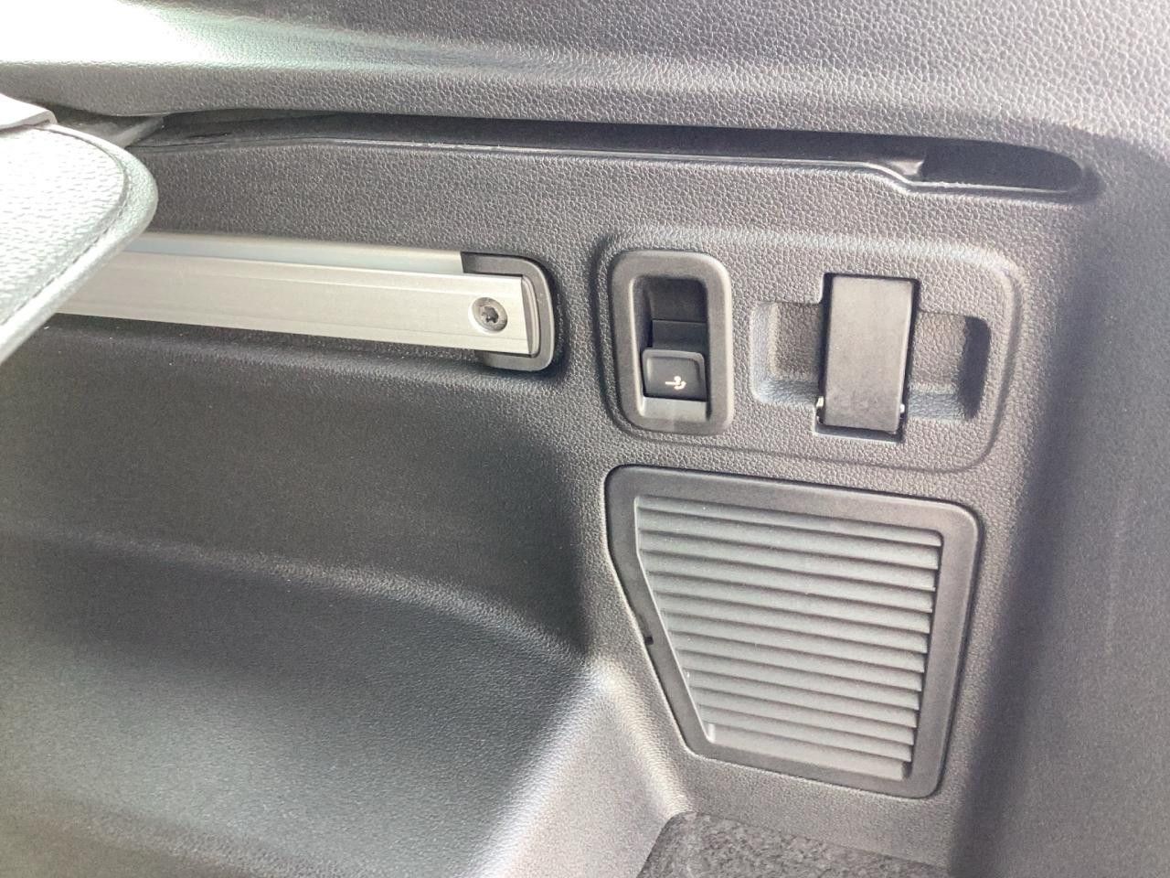 Fahrzeugabbildung Volkswagen Touran Highline 2.0 TDI DSG AHK Kamera Navi LED
