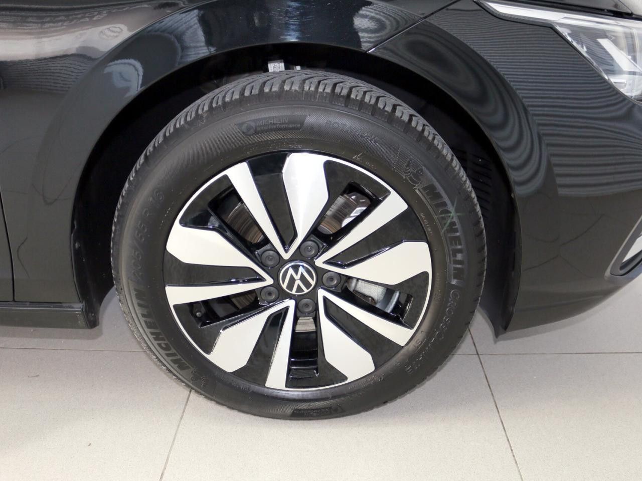 Fahrzeugabbildung Volkswagen Golf VIII MOVE 2.0 TDI DSG Navi LED Kamera ACC