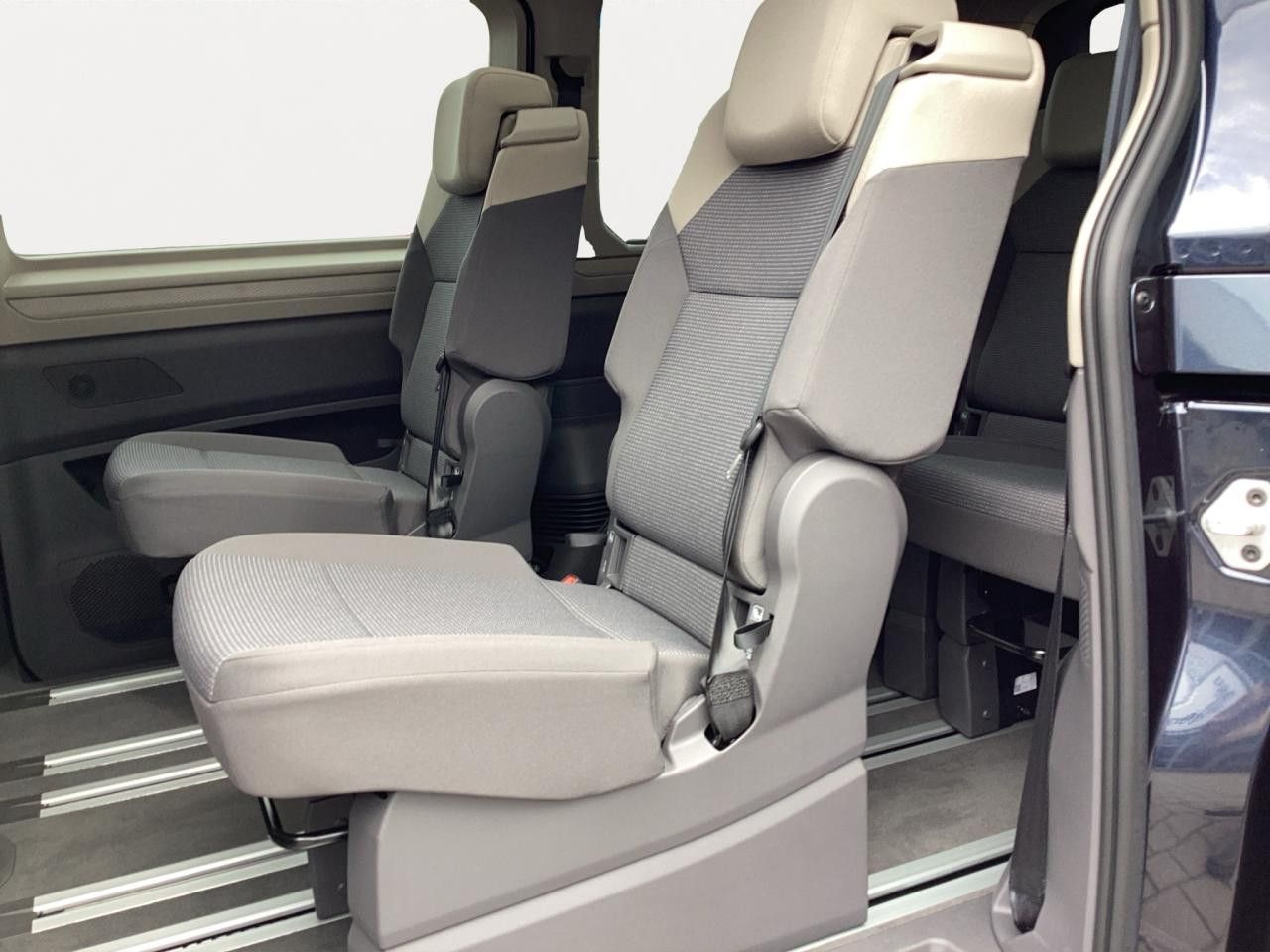 Fahrzeugabbildung Volkswagen T7 Multivan Business Lang TDI DSG 7-Sitzer Navi