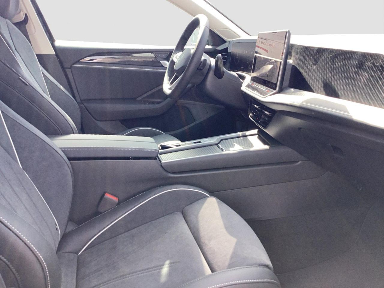 Fahrzeugabbildung Volkswagen Passat Variant Business 1.5 eTSI DSG Navi LED
