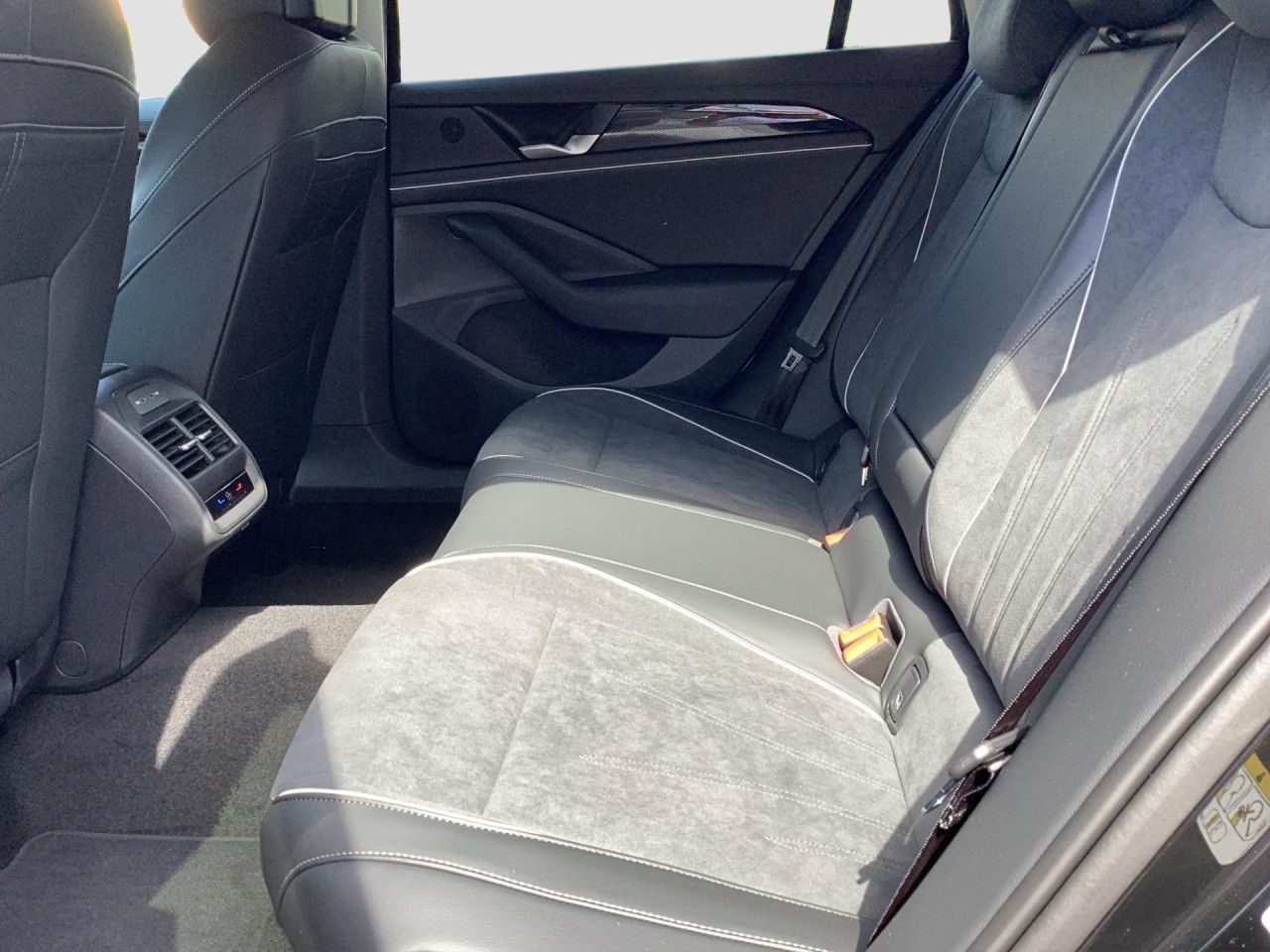 Fahrzeugabbildung Volkswagen Passat Variant Business 1.5 eTSI DSG Navi LED