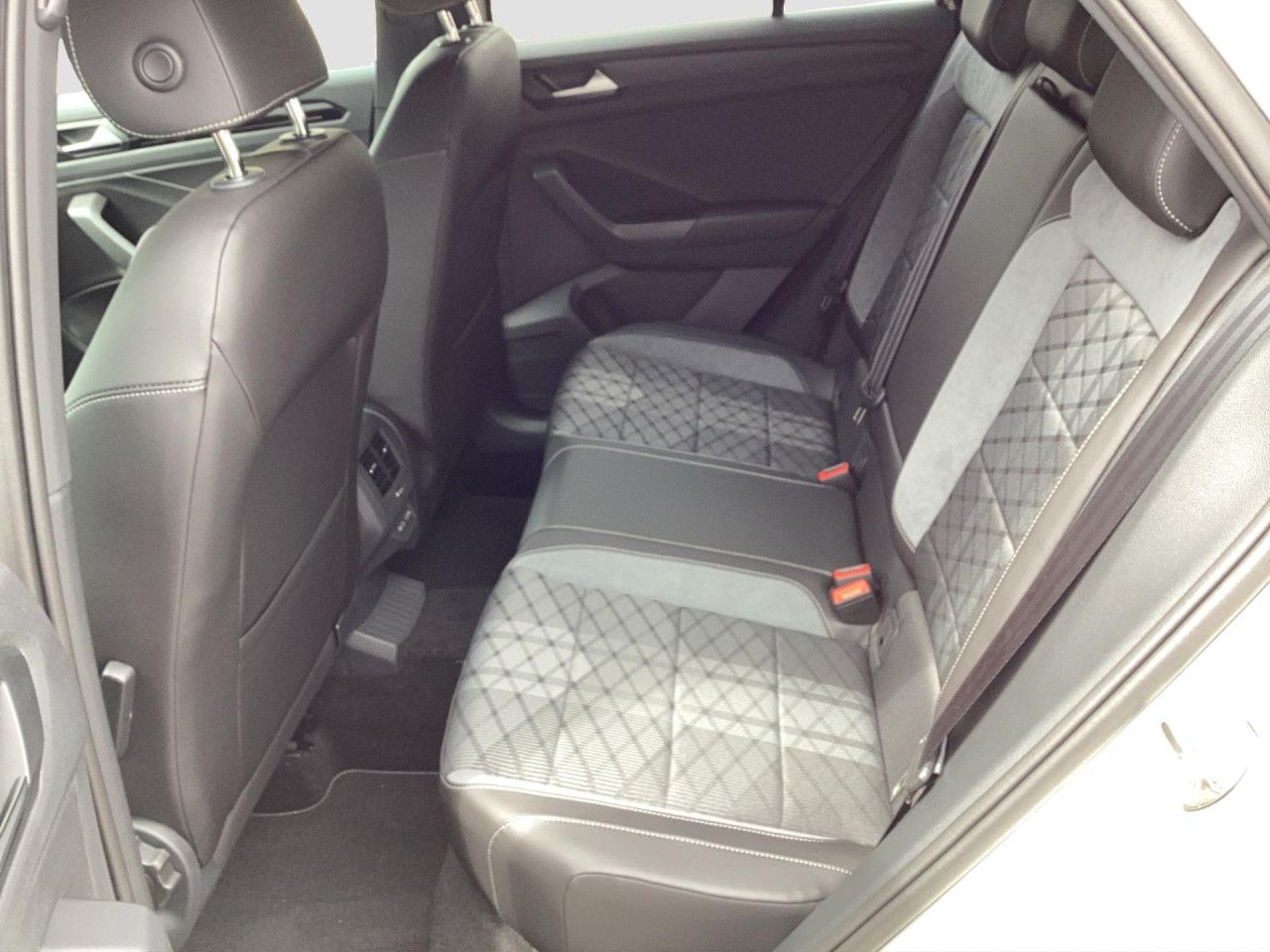 Fahrzeugabbildung Volkswagen T-Roc R-Line 1.0 l TSI OPF 85 kW (116 PS) 6-Gang