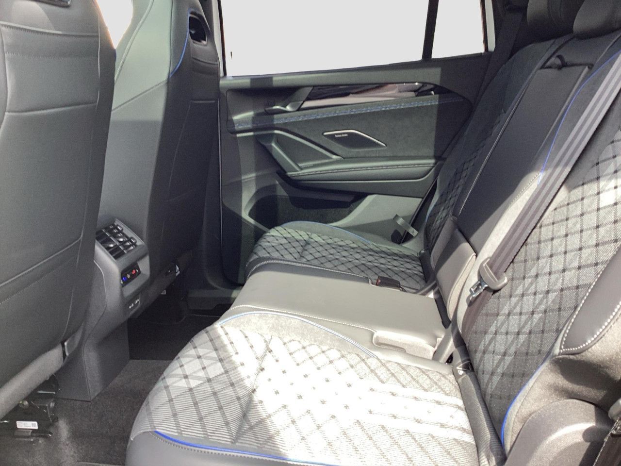 Fahrzeugabbildung Volkswagen Tayron R-Line 2.0 l TDI SCR 4MOTION 142 kW (193