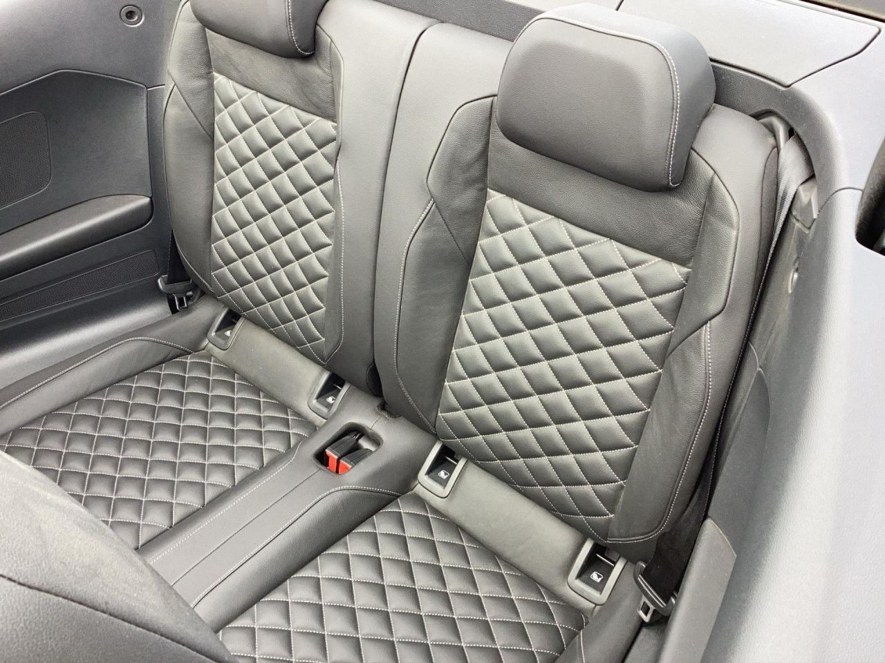 Fahrzeugabbildung Volkswagen T-Roc Cabriolet R-Line 1.5 TSI DSG Lederpaket