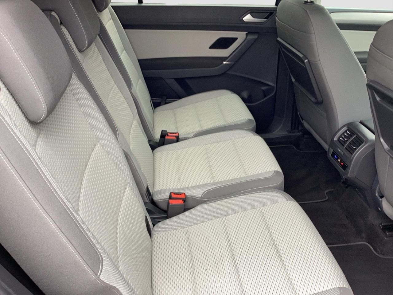 Fahrzeugabbildung Volkswagen Touran Comfortline 1.5 TSI DSG AHK 7-Sitzer Navi