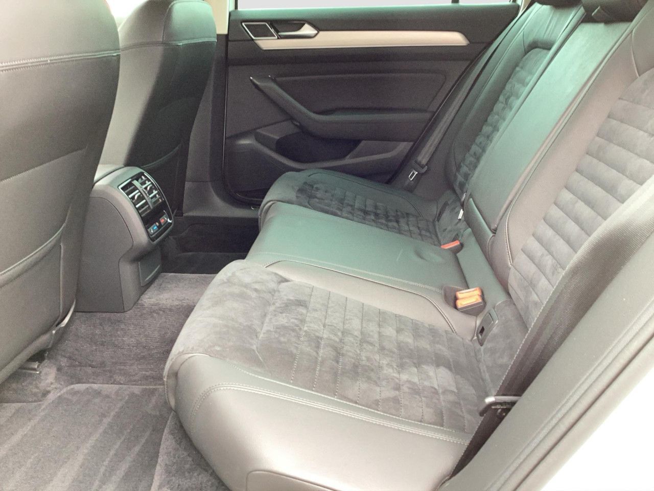 Fahrzeugabbildung Volkswagen Passat Variant 2.0 TDI Highline DSG LED Navi