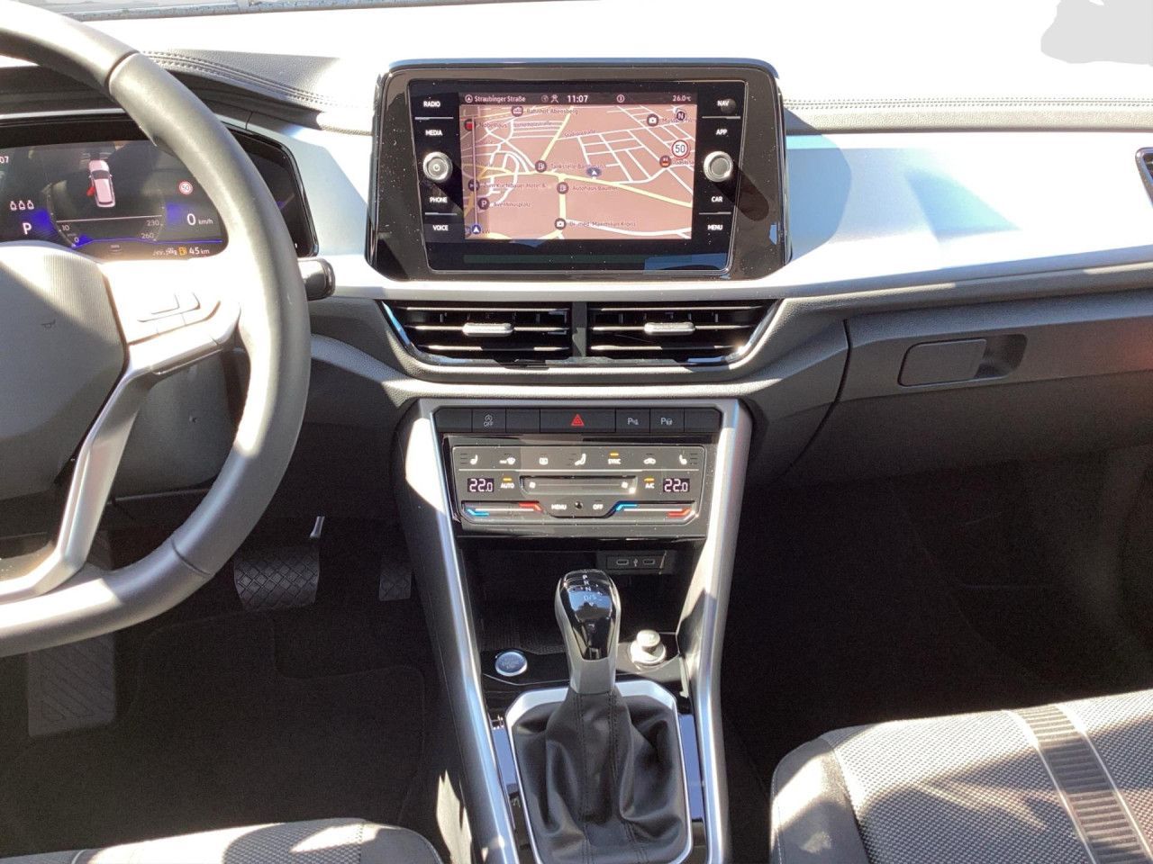 Fahrzeugabbildung Volkswagen T-Roc Life 1.5 TSI DSG Kamera Navi LED Bluetooth