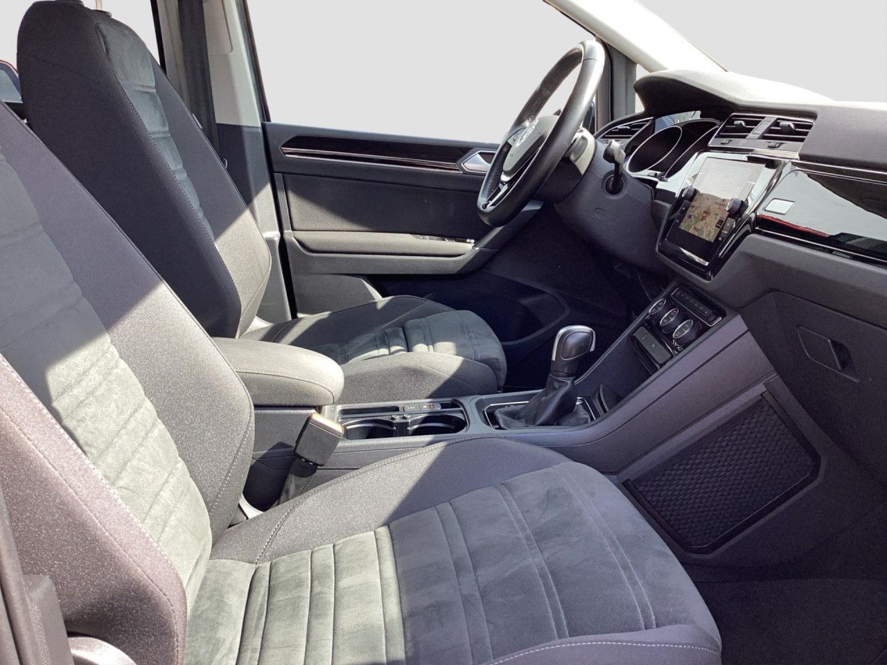 Fahrzeugabbildung Volkswagen Touran Highline 2.0 TDI DSG 7-Sitze Navi AHK LED