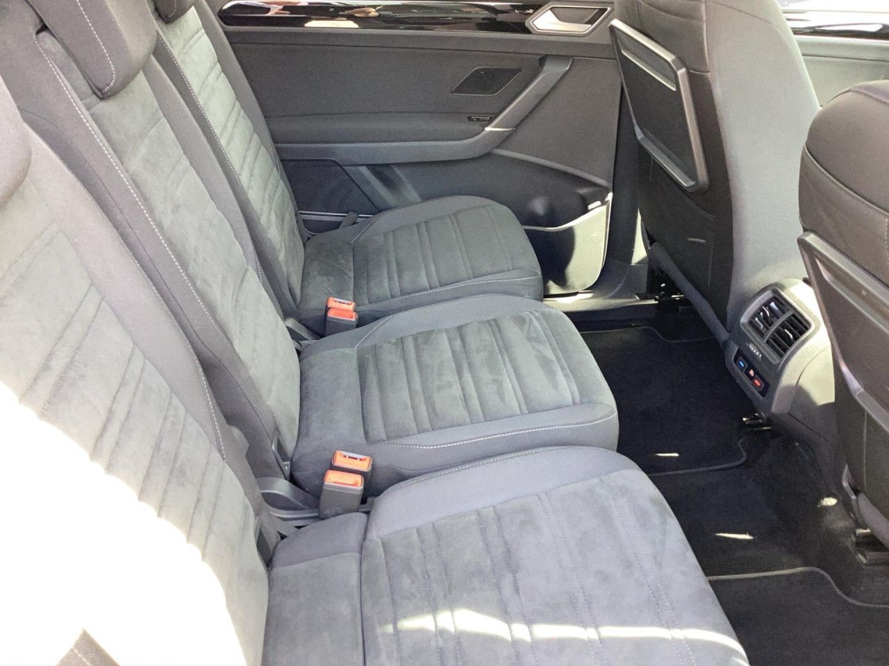 Fahrzeugabbildung Volkswagen Touran Highline 2.0 TDI DSG 7-Sitze Navi AHK LED