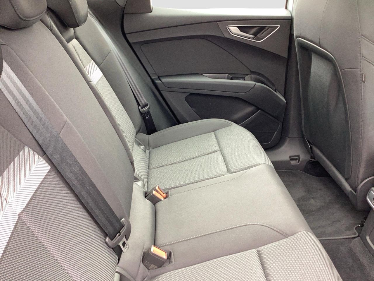 Fahrzeugabbildung Audi Q4 e-tron basis 82kWh Pano LED Navi SHZ PDC