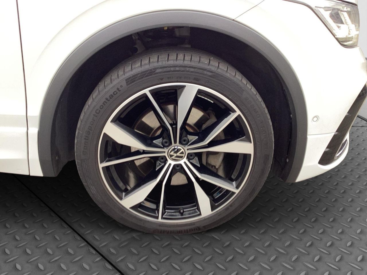 Fahrzeugabbildung Volkswagen Tiguan Allspace 2.0 TDI R-Line 4Motion DSG AHK