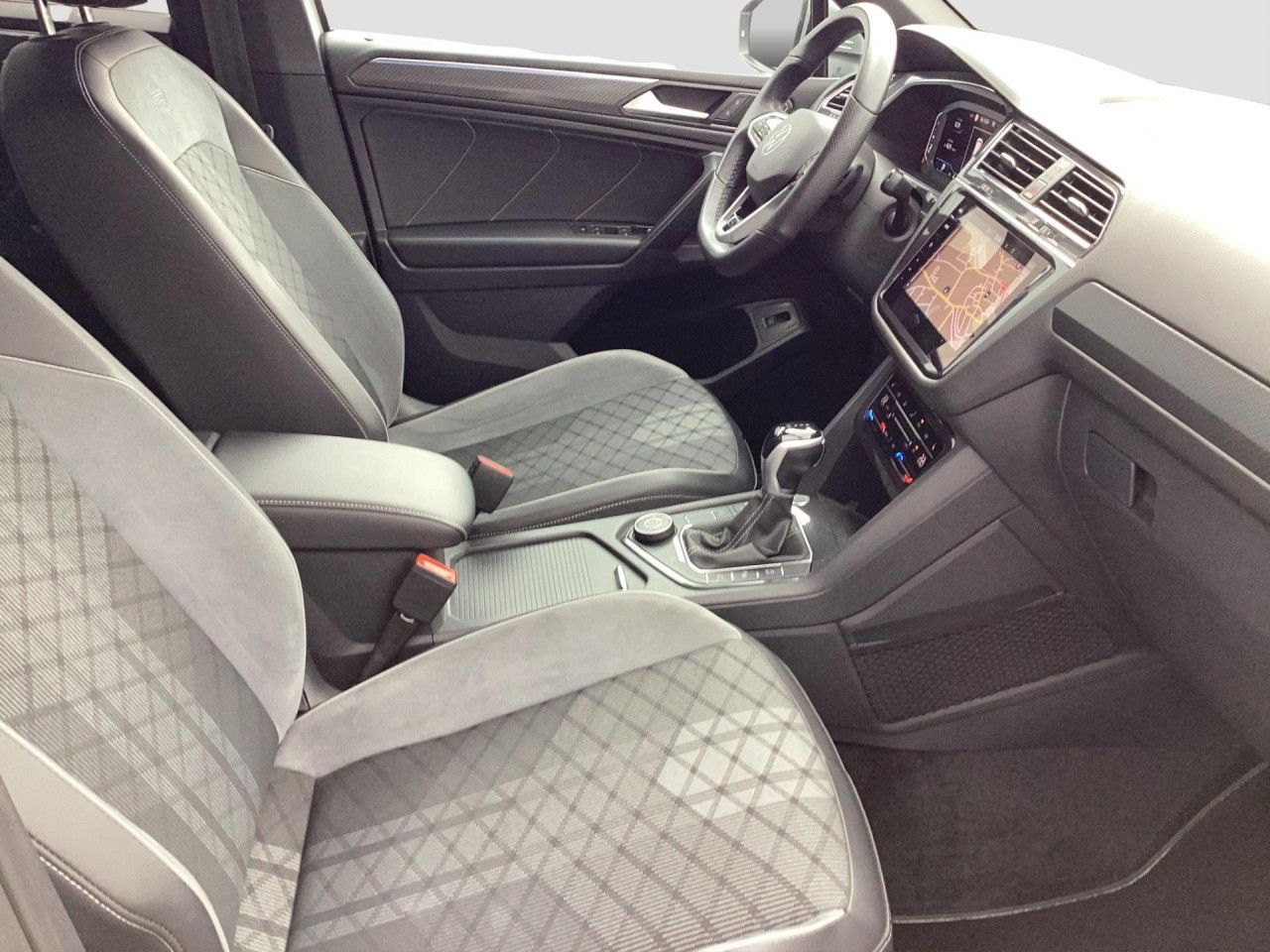 Fahrzeugabbildung Volkswagen Tiguan Allspace 2.0 TDI R-Line 4Motion DSG AHK