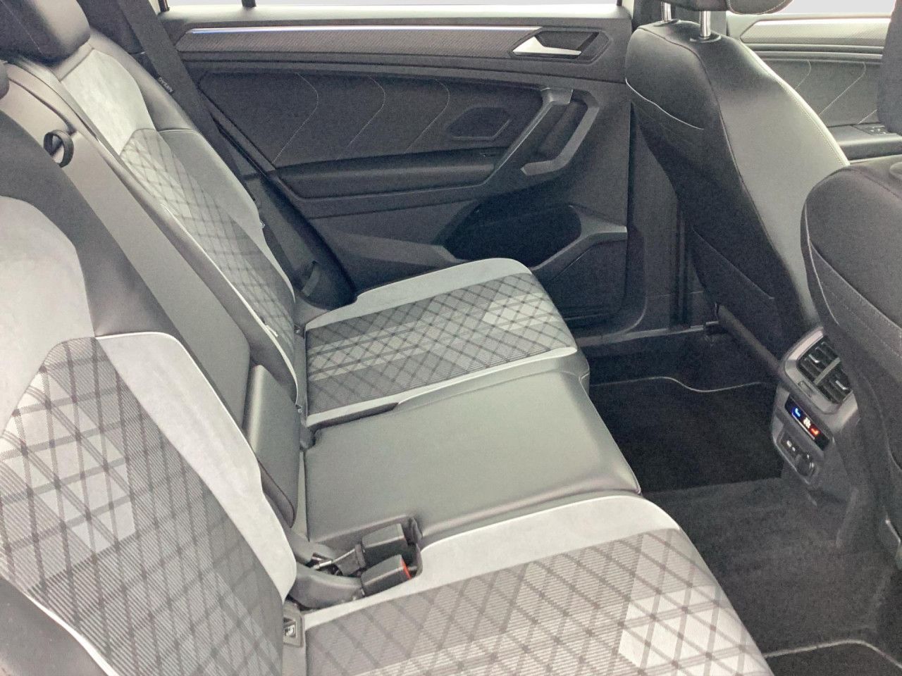 Fahrzeugabbildung Volkswagen Tiguan Allspace 2.0 TDI R-Line 4Motion DSG AHK