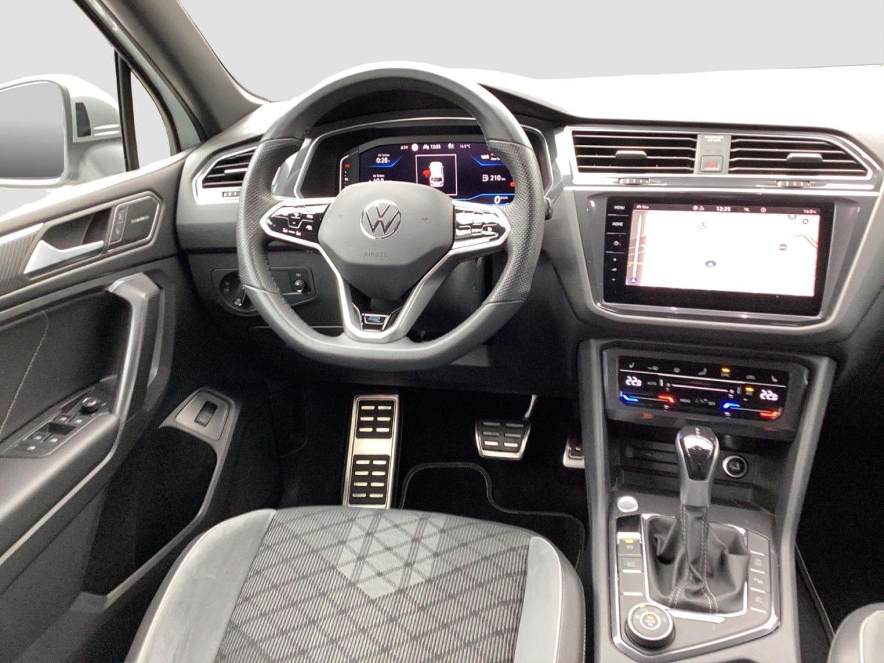 Fahrzeugabbildung Volkswagen Tiguan Allspace 2.0 TDI R-Line 4Motion DSG AHK