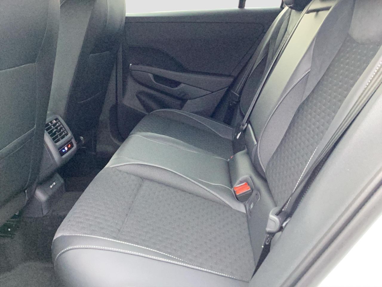 Fahrzeugabbildung Volkswagen T-Roc R-Line 1.5 l eTSI OPF 110 kW (150 PS) LED