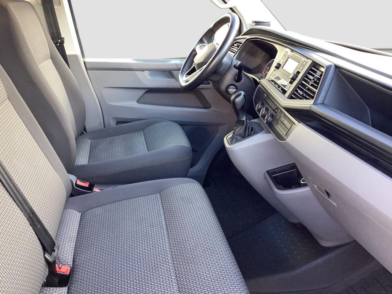 Fahrzeugabbildung Volkswagen T6.1 Caravelle Trendline 2.0 TDI DSG Climatronic