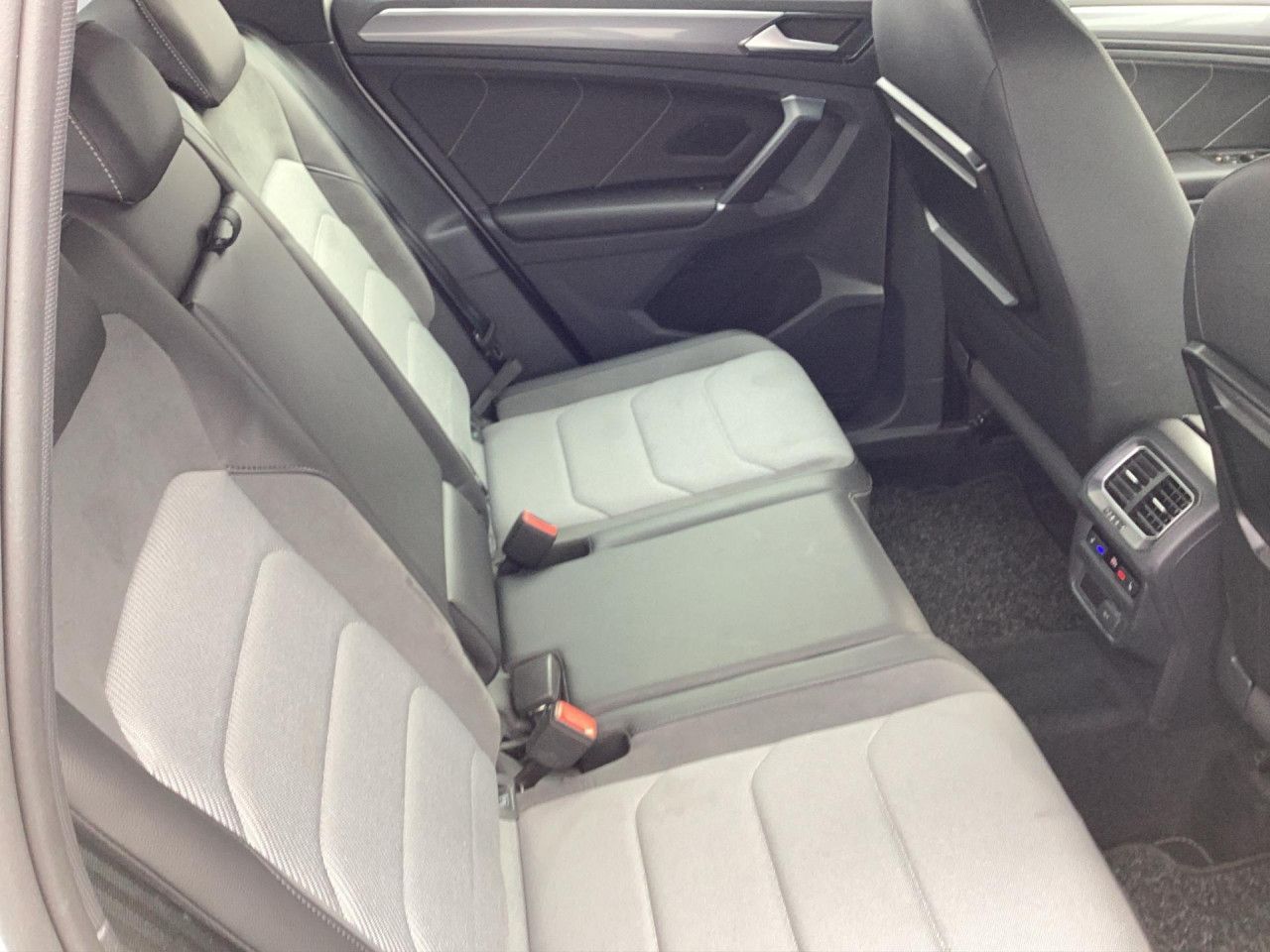 Fahrzeugabbildung Volkswagen Tiguan Highline 2.0 TSI 4Motion DSG LED AHK Navi