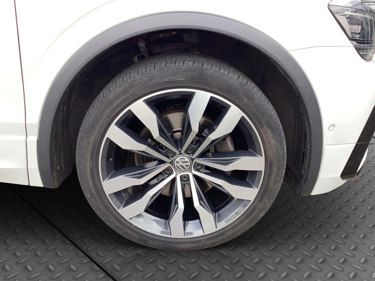 Fahrzeugabbildung Volkswagen Tiguan Highline 2.0 TSI 4Motion DSG LED AHK Navi