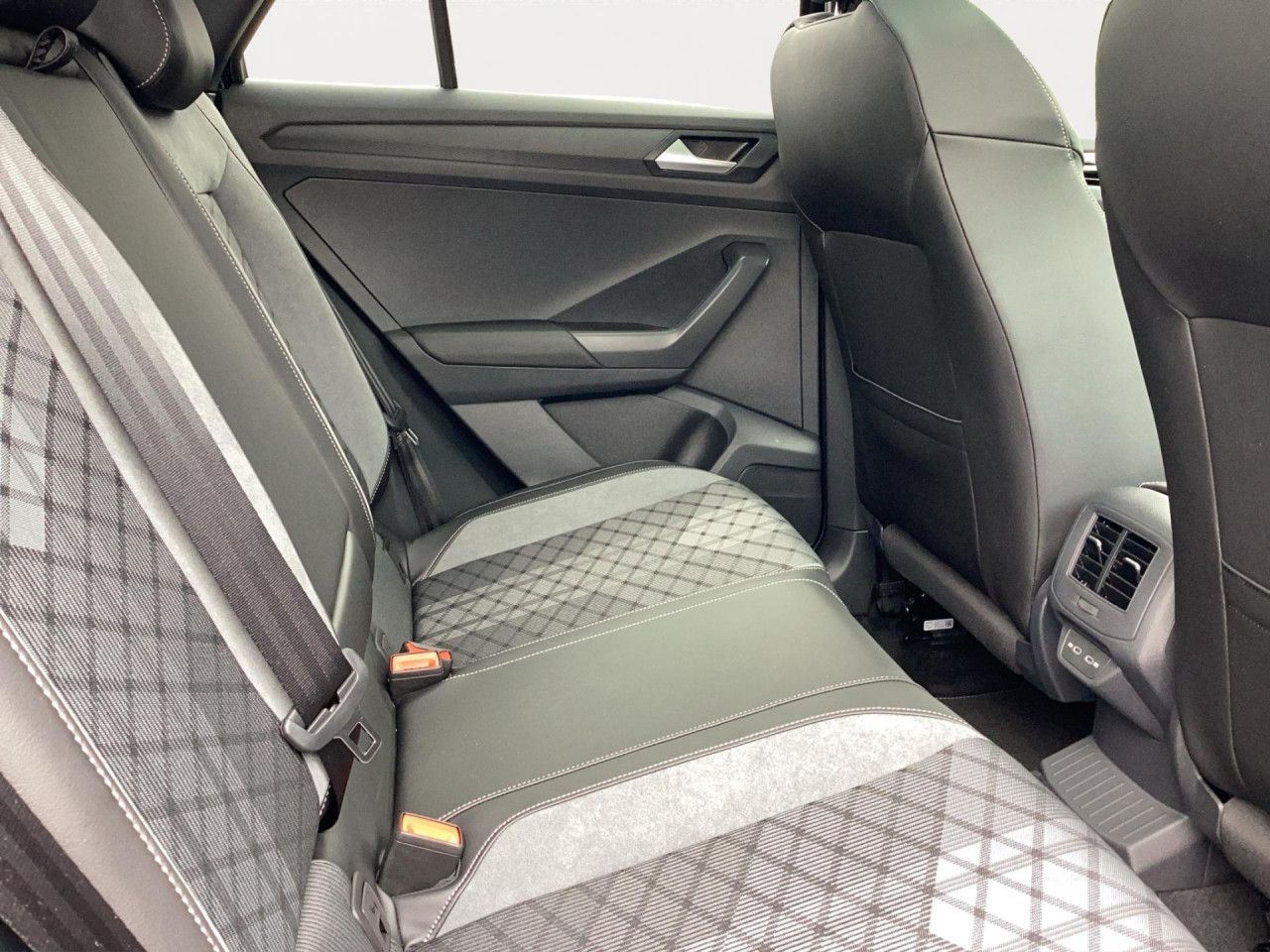 Fahrzeugabbildung Volkswagen T-Roc R-Line 1.5 TSI DSG Standheizung Pano AHK