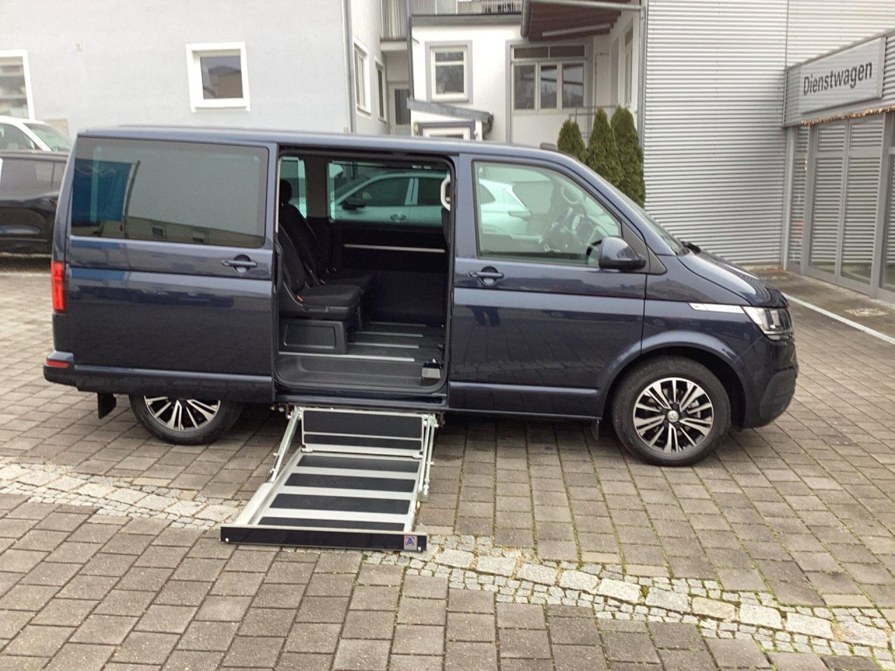 Fahrzeugabbildung Volkswagen T6.1 Multivan Comfortline 2.0 TDI Bluetooth Navi
