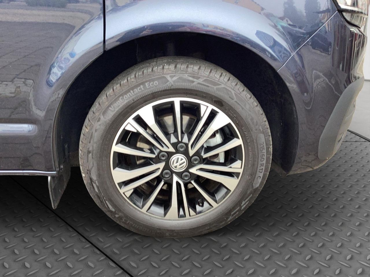 Fahrzeugabbildung Volkswagen T6.1 Multivan Comfortline 2.0 TDI Bluetooth Navi