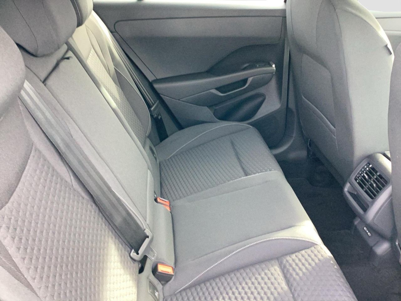 Fahrzeugabbildung Volkswagen T-Roc Life 1.5 l eTSI OPF 110 kW (150 PS) Navi