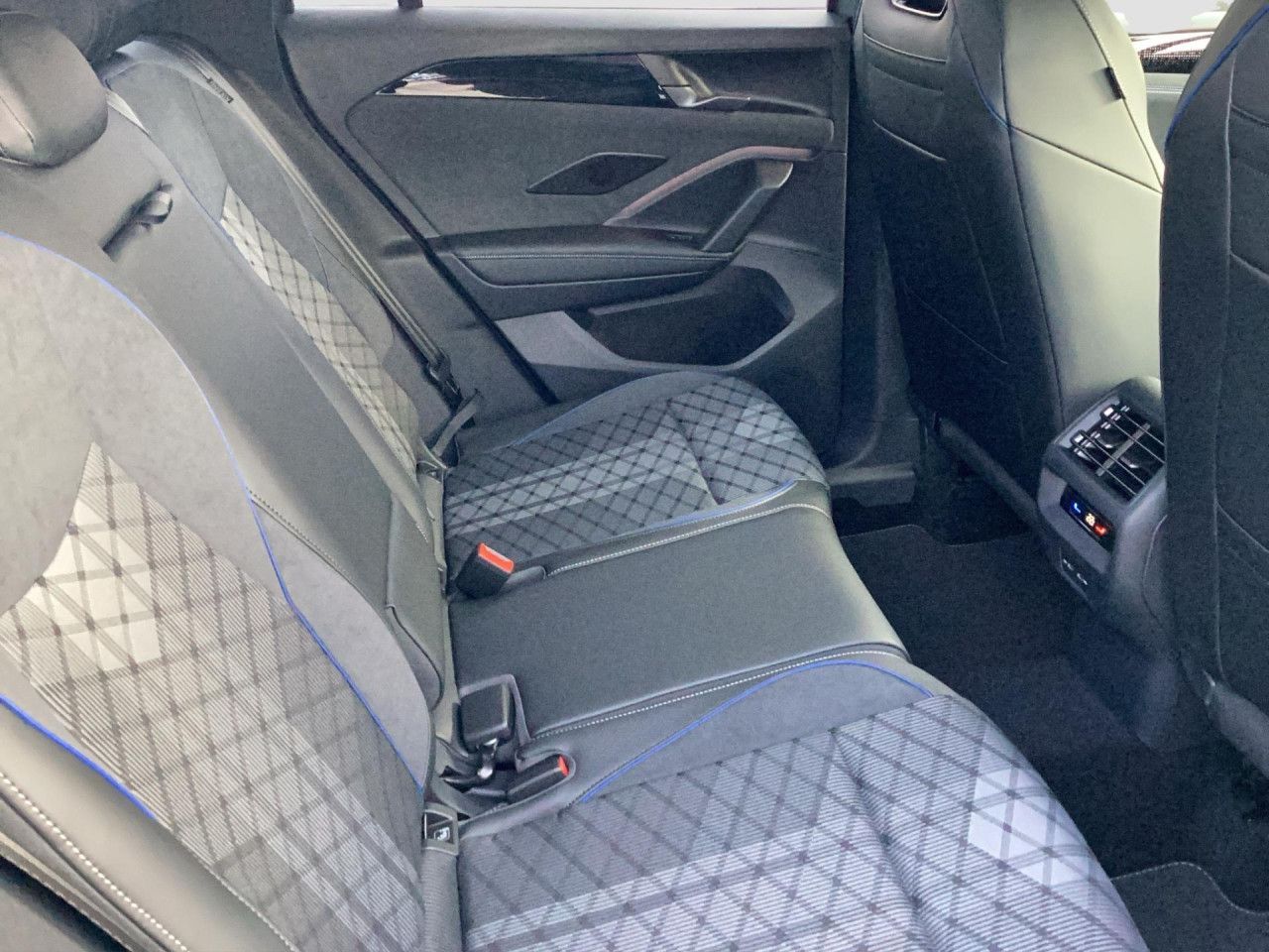 Fahrzeugabbildung Volkswagen Tiguan R-Line 1.5 l eTSI OPF 110 kW (150 PS) LED