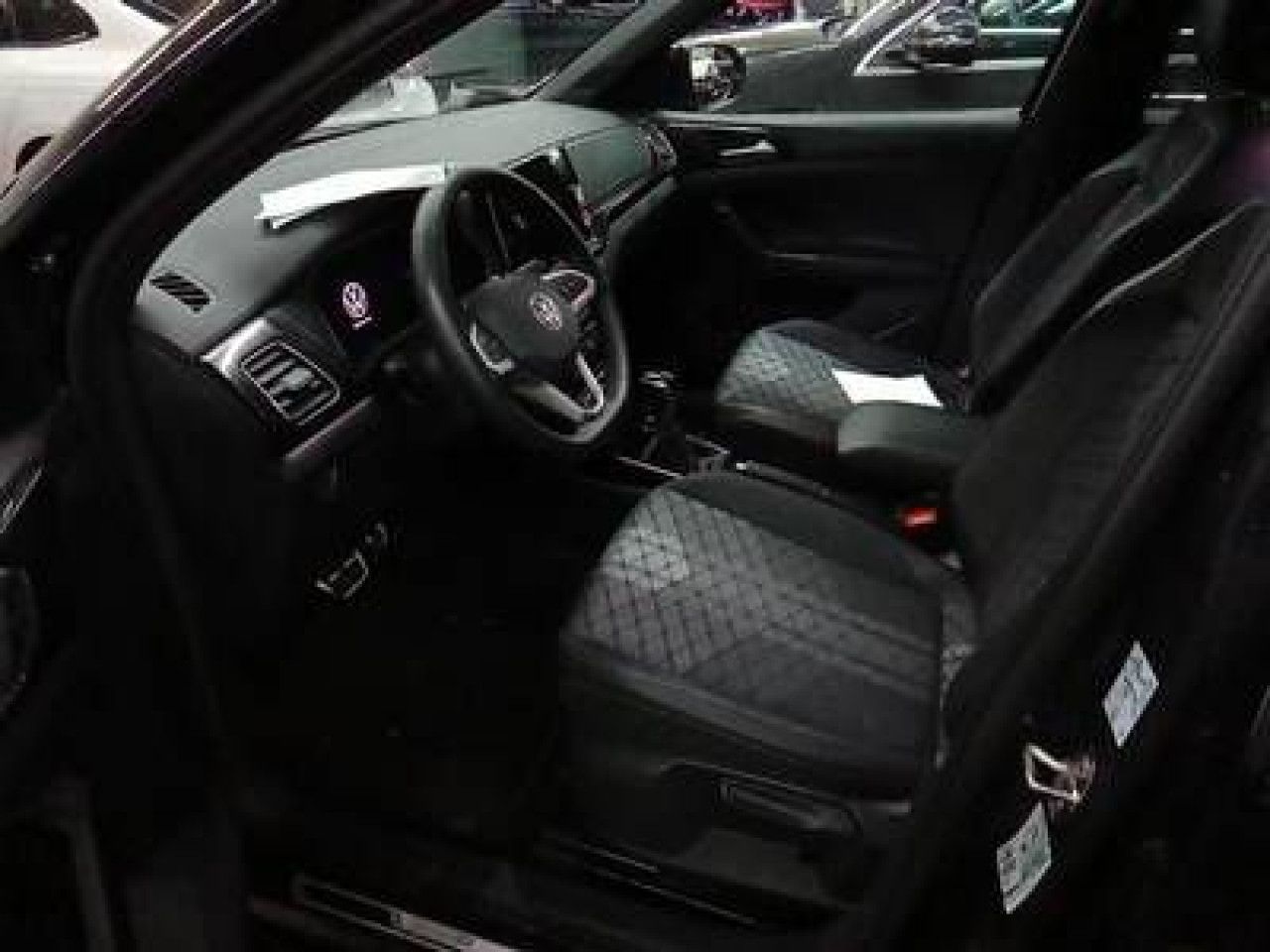 Fahrzeugabbildung Volkswagen T-Cross R-Line 1.5 TSI DSG AHK IQ.Light Navi LED