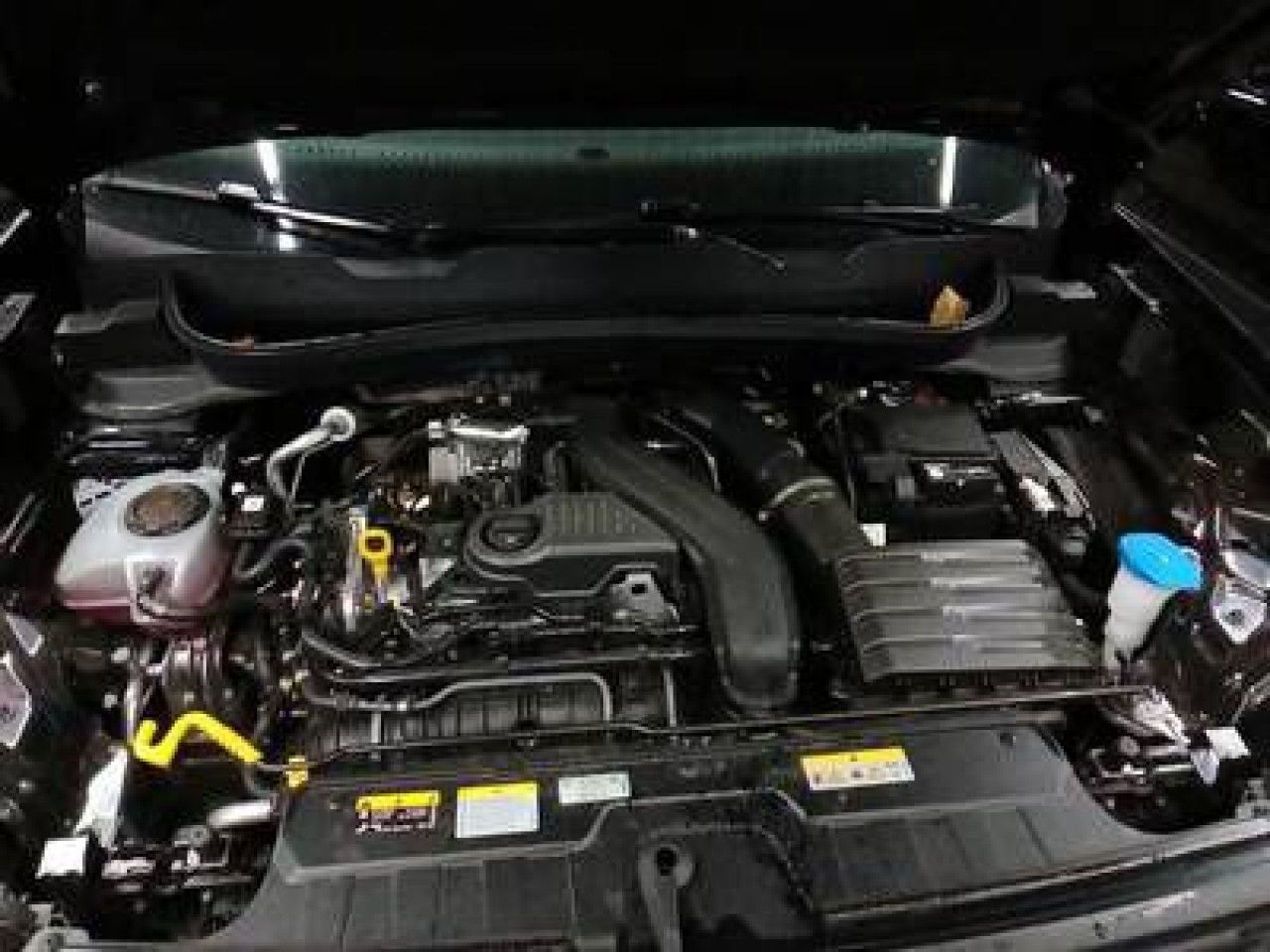 Fahrzeugabbildung Volkswagen T-Cross R-Line 1.5 TSI DSG AHK IQ.Light Navi LED