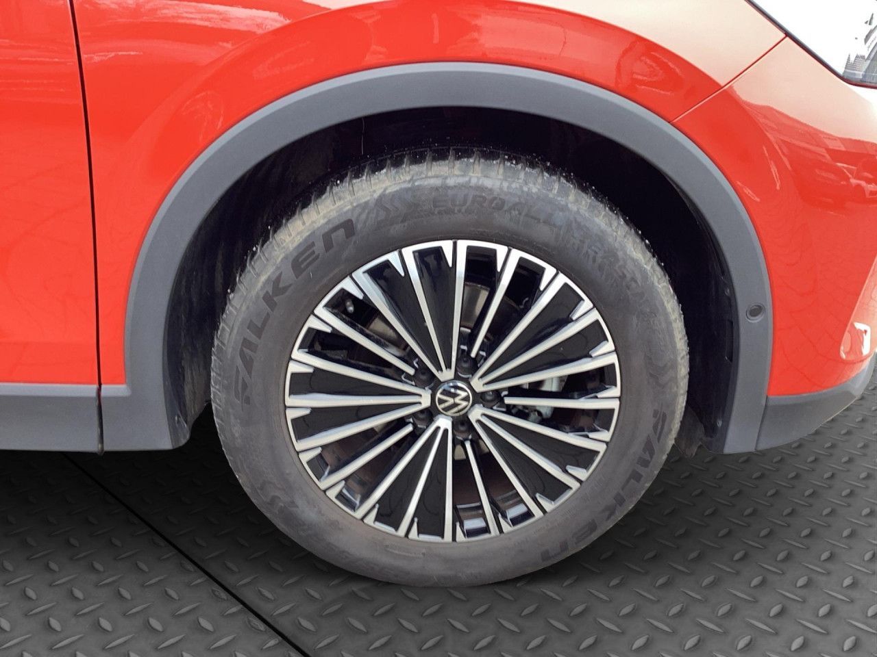 Fahrzeugabbildung Volkswagen Tiguan Goal 1.5 eTSI DSG AHK IQ.Light Navi LED