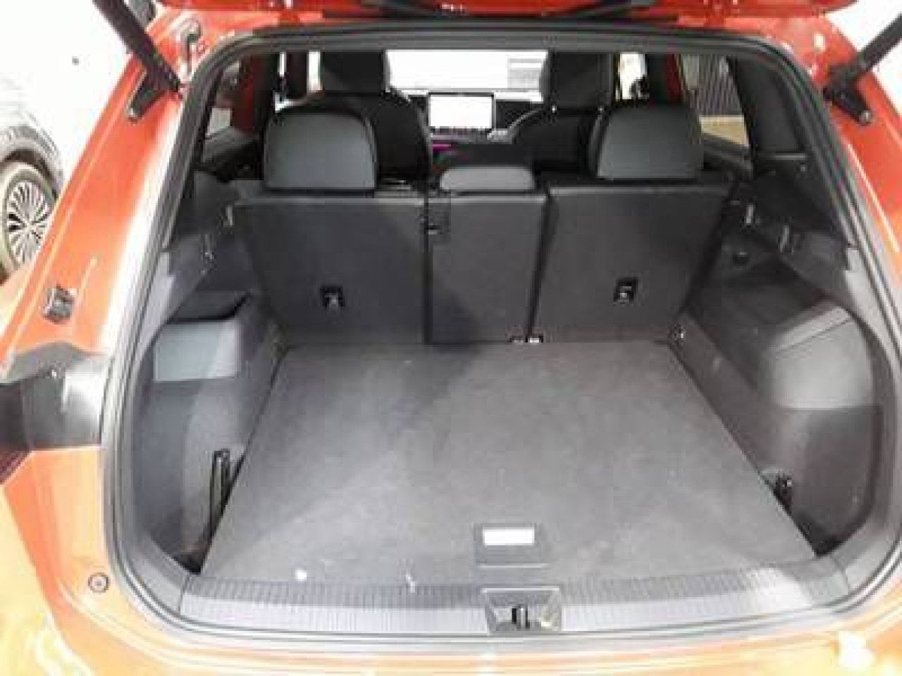 Fahrzeugabbildung Volkswagen Tiguan Goal 1.5 eTSI DSG AHK IQ.Light Navi LED