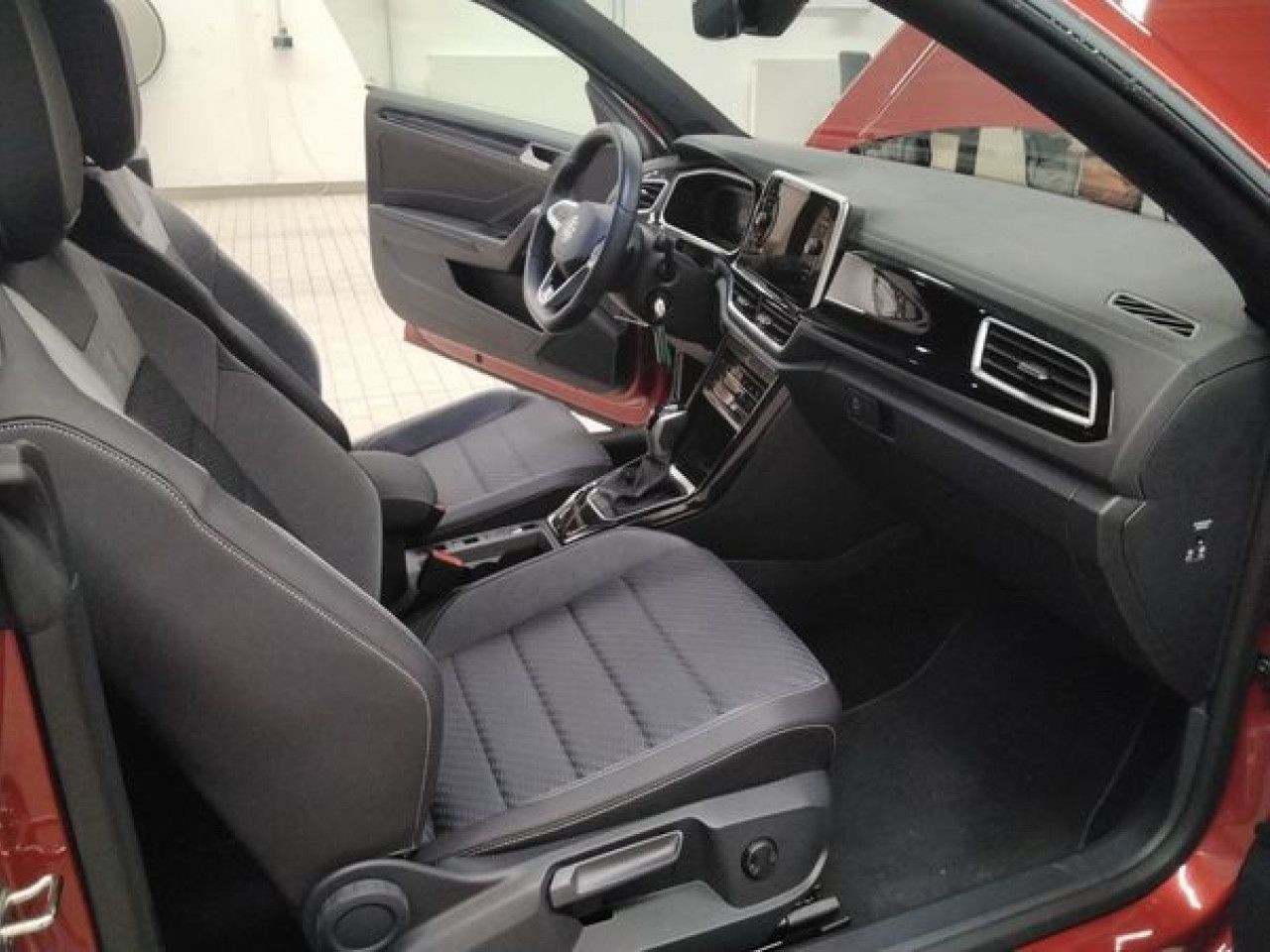 Fahrzeugabbildung Volkswagen T-Roc Cabriolet R-Line 1.5 TSI DSG Navi LED