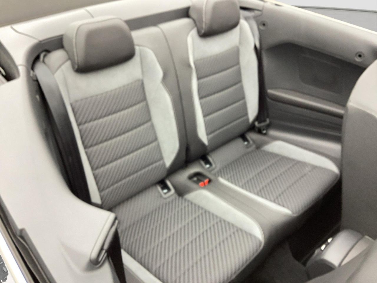 Fahrzeugabbildung Volkswagen T-Roc Cabriolet R-Line 1.5 TSI DSG Navi LED