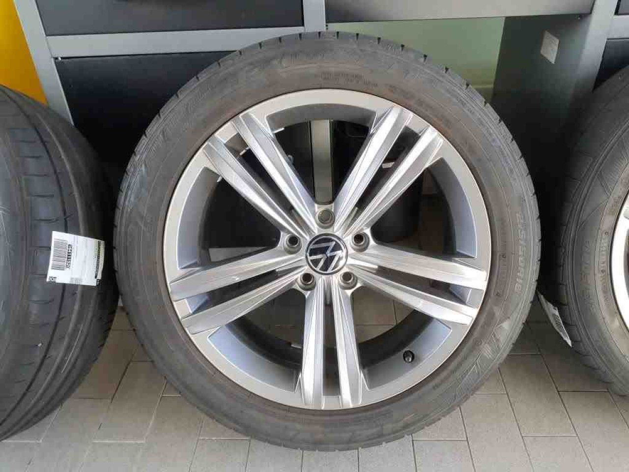 Fahrzeugabbildung Volkswagen T-Roc Cabriolet R-Line 1.5 TSI DSG Navi LED